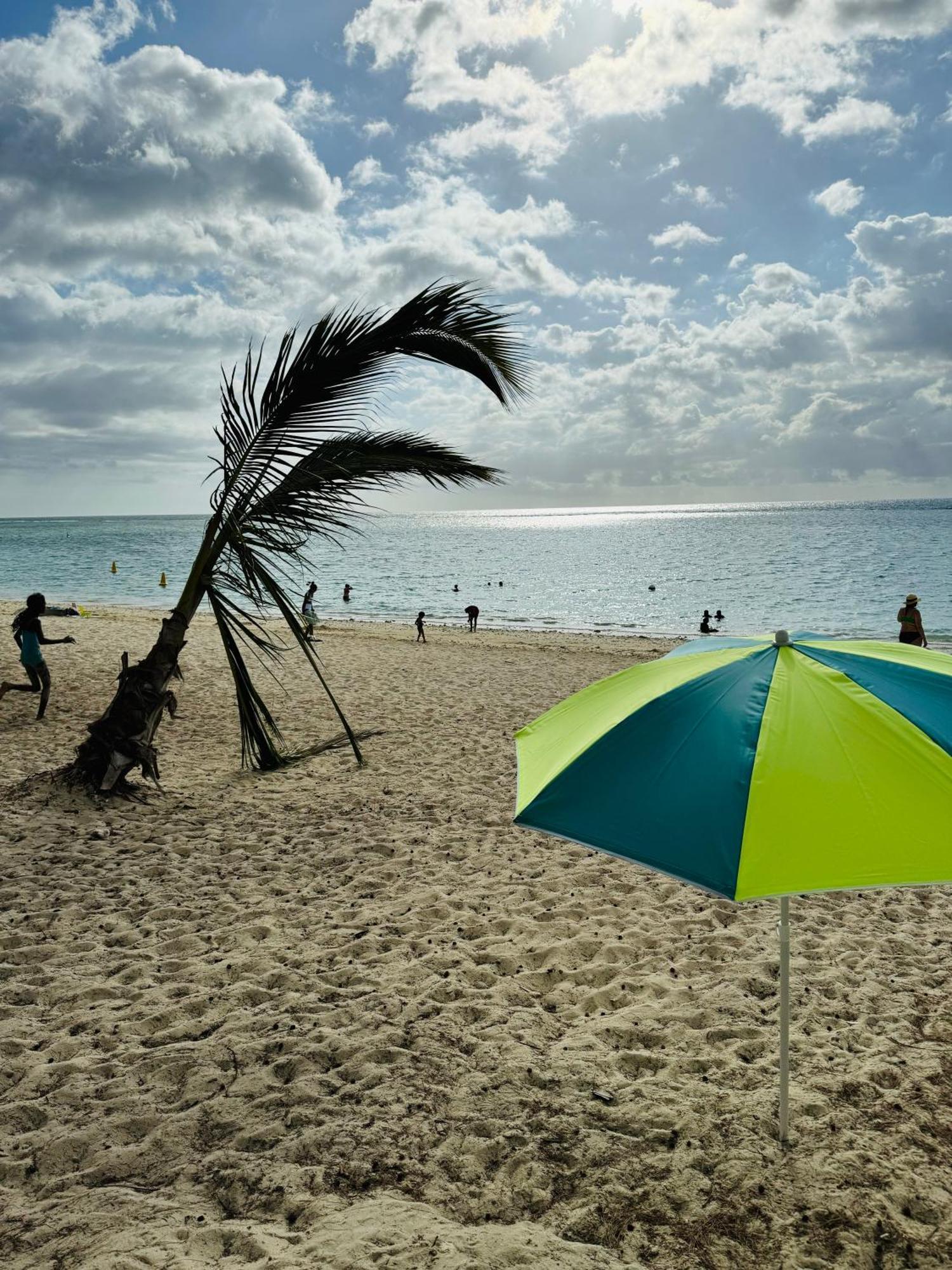 Modern Flat In Flic En Flac-Walk To The Beach Esterno foto
